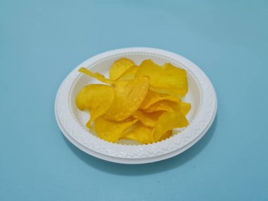 Cassava ve baharatlardan yapılmış kızarmış atıştırmalıklar, buna cassava cipsi denir.