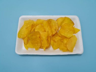 Cassava ve baharatlardan yapılmış kızarmış atıştırmalıklar, buna cassava cipsi denir.