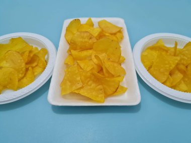 Cassava ve baharatlardan yapılmış kızarmış atıştırmalıklar, buna cassava cipsi denir.