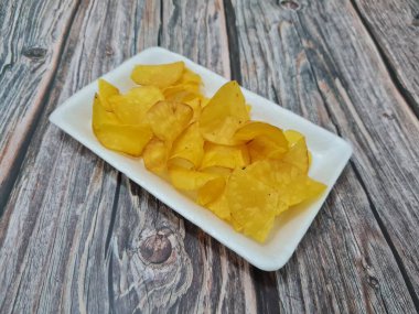 Cassava ve baharatlardan yapılmış kızarmış atıştırmalıklar, buna cassava cipsi denir.