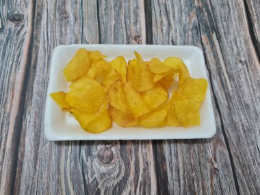 Cassava ve baharatlardan yapılmış kızarmış atıştırmalıklar, buna cassava cipsi denir.