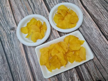 Cassava ve baharatlardan yapılmış kızarmış atıştırmalıklar, buna cassava cipsi denir.