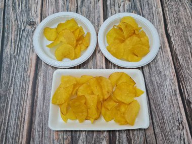 Cassava ve baharatlardan yapılmış kızarmış atıştırmalıklar, buna cassava cipsi denir.