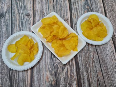 Cassava ve baharatlardan yapılmış kızarmış atıştırmalıklar, buna cassava cipsi denir.