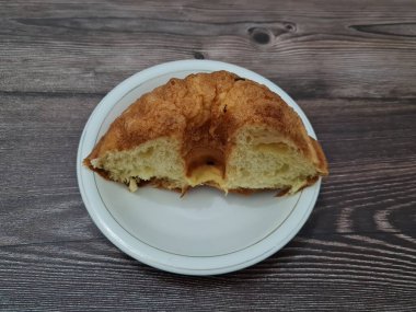 Un ve diğer kahverengi malzemelerden yapılmış yumuşak ekmek.