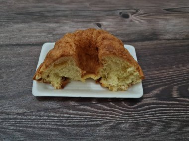 Un ve diğer kahverengi malzemelerden yapılmış yumuşak ekmek.