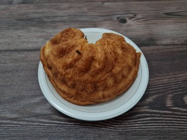 Un ve diğer kahverengi malzemelerden yapılmış yumuşak ekmek.