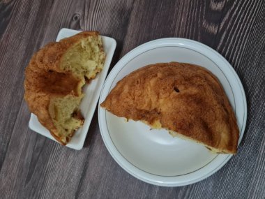 Un ve diğer kahverengi malzemelerden yapılmış yumuşak ekmek.