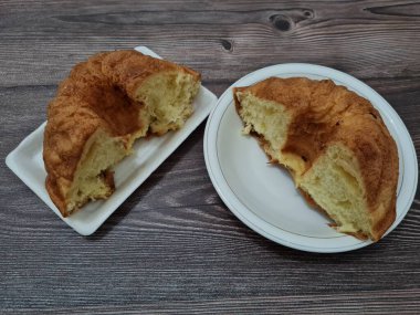 Un ve diğer kahverengi malzemelerden yapılmış yumuşak ekmek.