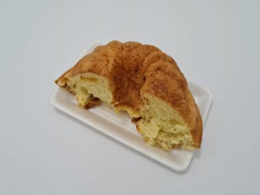 Un ve diğer kahverengi malzemelerden yapılmış yumuşak ekmek.