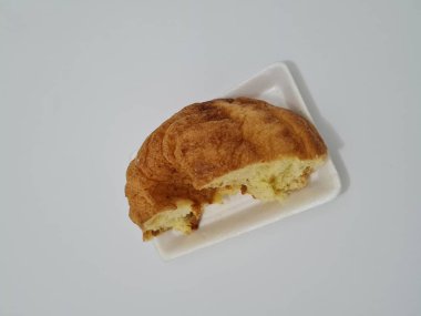 Un ve diğer kahverengi malzemelerden yapılmış yumuşak ekmek.