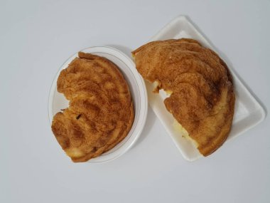 Un ve diğer kahverengi malzemelerden yapılmış yumuşak ekmek.