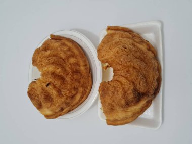 Un ve diğer kahverengi malzemelerden yapılmış yumuşak ekmek.