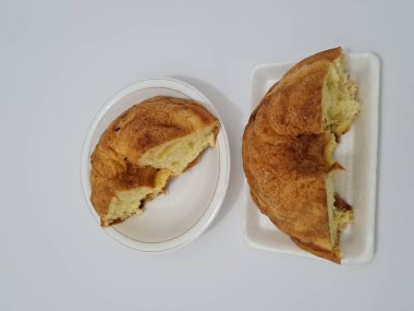 Un ve diğer kahverengi malzemelerden yapılmış yumuşak ekmek.