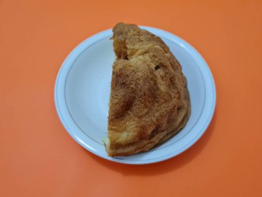 Un ve diğer kahverengi malzemelerden yapılmış yumuşak ekmek.