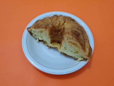 Un ve diğer kahverengi malzemelerden yapılmış yumuşak ekmek.