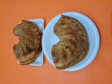 Un ve diğer kahverengi malzemelerden yapılmış yumuşak ekmek.