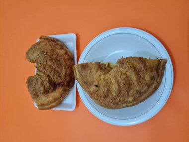 Un ve diğer kahverengi malzemelerden yapılmış yumuşak ekmek.