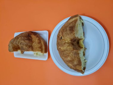 Un ve diğer kahverengi malzemelerden yapılmış yumuşak ekmek.