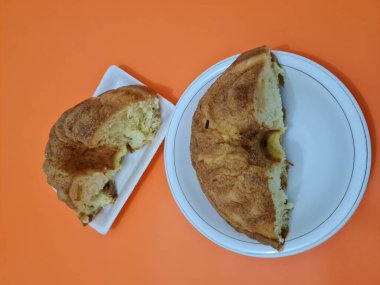 Un ve diğer kahverengi malzemelerden yapılmış yumuşak ekmek.