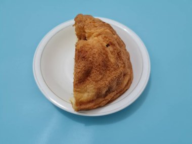 Un ve diğer kahverengi malzemelerden yapılmış yumuşak ekmek.