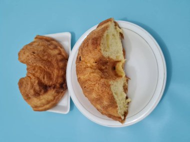 Un ve diğer kahverengi malzemelerden yapılmış yumuşak ekmek.