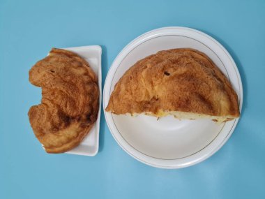 Un ve diğer kahverengi malzemelerden yapılmış yumuşak ekmek.