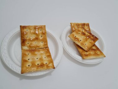 Undan yapılmış Gabin bisküvileri ve dikdörtgen şeklinde diğer malzemeler.