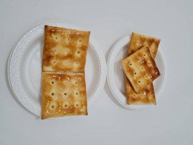 Undan yapılmış Gabin bisküvileri ve dikdörtgen şeklinde diğer malzemeler.