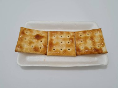 Undan yapılmış Gabin bisküvileri ve dikdörtgen şeklinde diğer malzemeler.