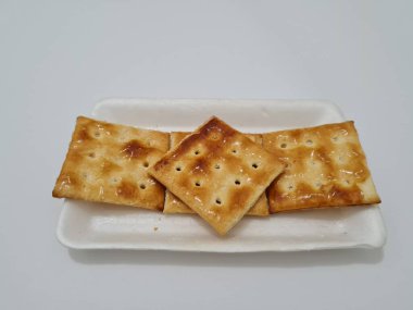 Undan yapılmış Gabin bisküvileri ve dikdörtgen şeklinde diğer malzemeler.