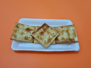 Undan yapılmış Gabin bisküvileri ve dikdörtgen şeklinde diğer malzemeler.