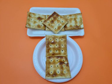 Undan yapılmış Gabin bisküvileri ve dikdörtgen şeklinde diğer malzemeler.