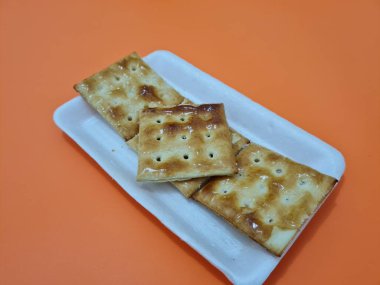 Undan yapılmış Gabin bisküvileri ve dikdörtgen şeklinde diğer malzemeler.