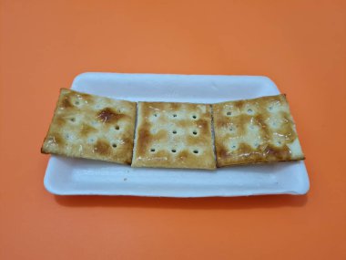 Undan yapılmış Gabin bisküvileri ve dikdörtgen şeklinde diğer malzemeler.