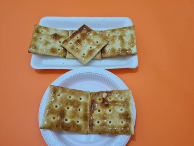 Undan yapılmış Gabin bisküvileri ve dikdörtgen şeklinde diğer malzemeler.