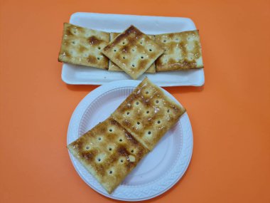 Undan yapılmış Gabin bisküvileri ve dikdörtgen şeklinde diğer malzemeler.