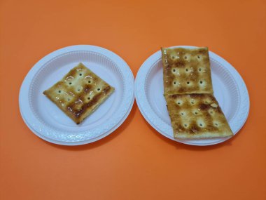 Undan yapılmış Gabin bisküvileri ve dikdörtgen şeklinde diğer malzemeler.