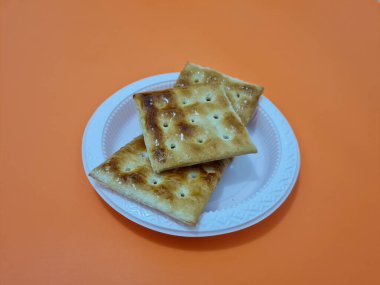 Undan yapılmış Gabin bisküvileri ve dikdörtgen şeklinde diğer malzemeler.