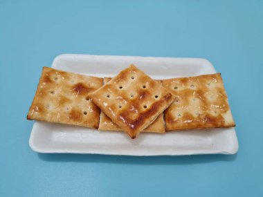 Undan yapılmış Gabin bisküvileri ve dikdörtgen şeklinde diğer malzemeler.