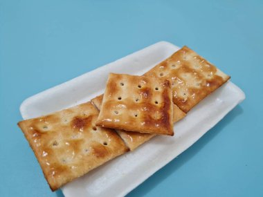 Undan yapılmış Gabin bisküvileri ve dikdörtgen şeklinde diğer malzemeler.