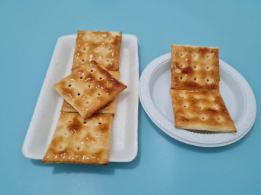 Undan yapılmış Gabin bisküvileri ve dikdörtgen şeklinde diğer malzemeler.