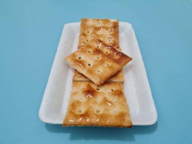 Undan yapılmış Gabin bisküvileri ve dikdörtgen şeklinde diğer malzemeler.