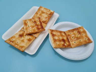 Undan yapılmış Gabin bisküvileri ve dikdörtgen şeklinde diğer malzemeler.