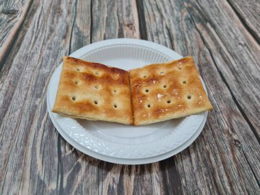 Undan yapılmış Gabin bisküvileri ve dikdörtgen şeklinde diğer malzemeler.