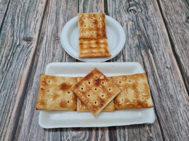 Undan yapılmış Gabin bisküvileri ve dikdörtgen şeklinde diğer malzemeler.