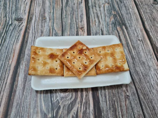 小麦粉などを角形にした甘みのあるガビンビスケット — ストック写真