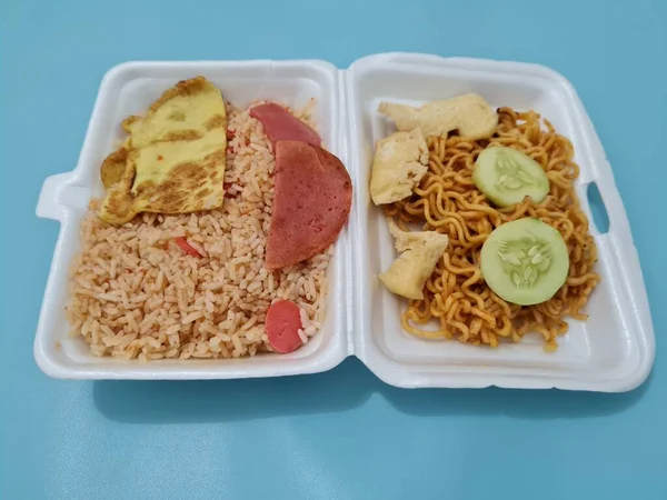 Arroz Frito Con Fideos Fritos Huevo Frito Rebanadas Salchichas Rodajas —  Fotos de Stock