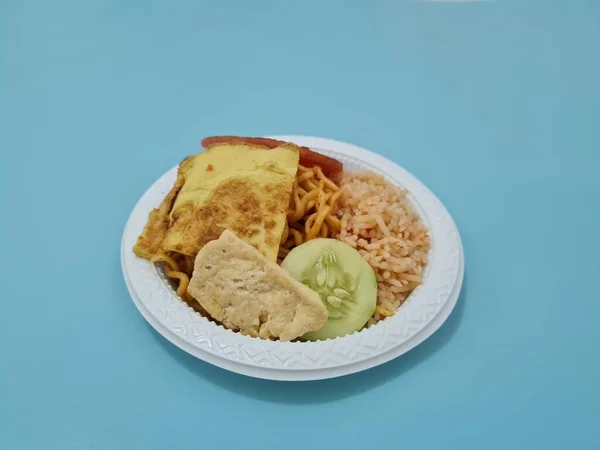 Sült Rizs Sült Tésztával Tükörtojással Kolbászszeletekkel Uborkaszeletekkel — Stock Fotó