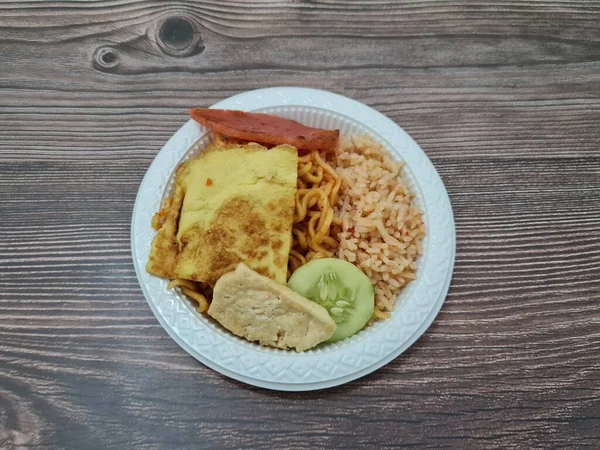 Arroz Frito Con Fideos Fritos Huevo Frito Rebanadas Salchichas Rodajas —  Fotos de Stock